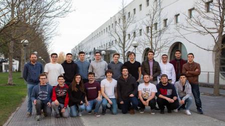 Estudiantes de Ingeniería Informática posan en el campus de la UPNA antes de comenzar el desafío de Google.