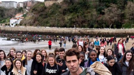 Kortajarena recogiendo residuos con Greenpeace en la playa vizcaína de Ereaga.