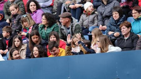 Fotos del búscate en la grada del Osasuna Femenino-SD Eibar
