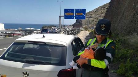 La guardia civil atiende al bebé tras un amago de infarto de su padre.