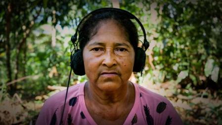 Una de las habitantes de Tauary, en el Amazonas, escuchando los sonidos de la selva para la película Curupira, criatura del bosque.