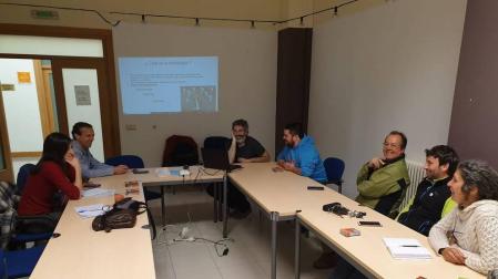Participantes en la sesión de tuiteros de la zona de Irati-Orreaga que tuvo lugar ayer por la tarde en la casa de cultura de Burguete.