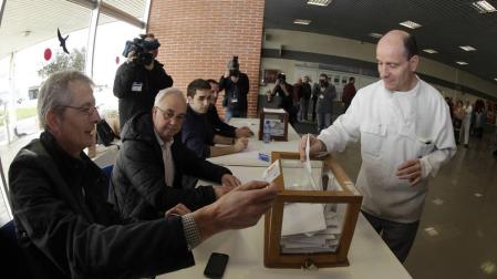 Las urnas estarán abiertas de doce de la noche a seis y media de la tarde para los especialistas.
