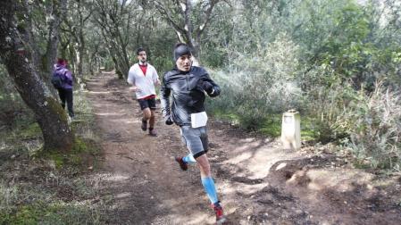 Dos participantes, bajando el pasado año de Montejurra en el tramo que comparte con el Camino de Santiago.