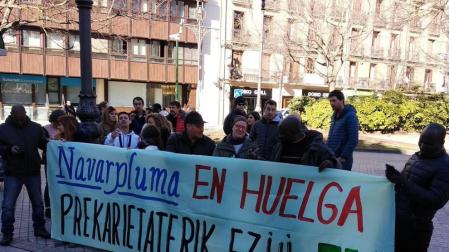 Trabajadores de Navarpluma concentrados frente al Parlamento de Navarra.
