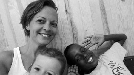 Yoana Irigaray Casado, con su hija Maialen y Bamba, el niño saharaui que acogieron en verano.