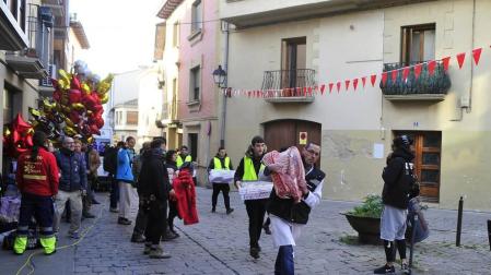 El equipo de rodaje de la película china 'Line Walker II' ha filmado esta semana en tafalla. la escena estrella ha sido la de una persecución de coches que se desarrolla durante un supuesto encierro de san fermín. cientos de navarros han participado en el rodaje como figurantes
