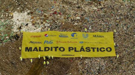 Greenpeace coloca una pancarta en el vertedero de Valdemingómez