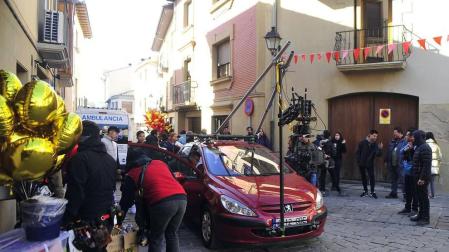 El equipo de rodaje de la película china 'Line Walker II' ha filmado esta semana en tafalla. la escena estrella ha sido la de una persecución de coches que se desarrolla durante un supuesto encierro de san fermín. cientos de navarros han participado en el rodaje como figurantes