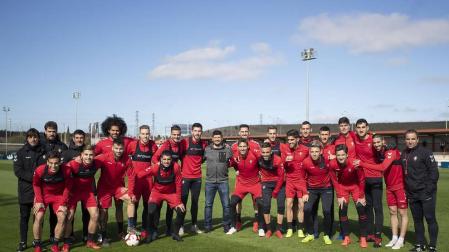Manu Zapata, rodeado de la plantilla y el cuerpo técnico de Osasuna.