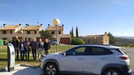 Se ha instalado un punto de recarga de vehículos eléctricos -gratuito- junto al campo de fútbol.