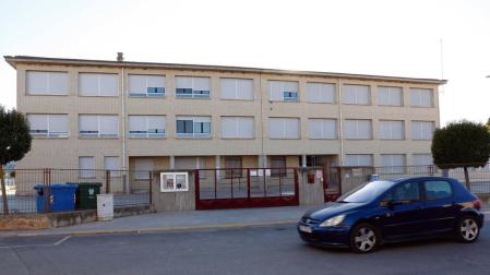 Un coche pasa junto al colegio San Bartolomé de Ribaforada, que acogerá a los alumnos de 1º de ESO.