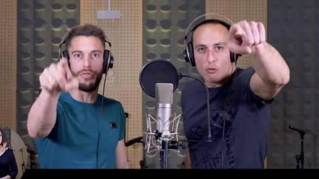 Fotograma del videoclip 'Chavito denunció', en el que participan Roberto Torres y Juan Martínez de Irujo.