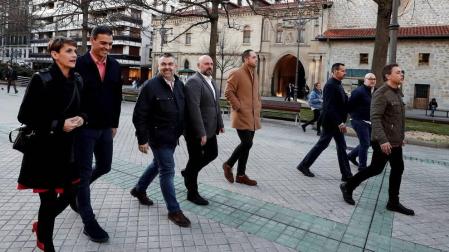 El presidente del Gobierno y candidato del PSOE, Pedro Sánchez (2i), acompañado por la presidenta del PSN, María Chivite (i), paseando por las calles de Pamplona donde participa este viernes en un acto político organizado por los socialistas navarros.