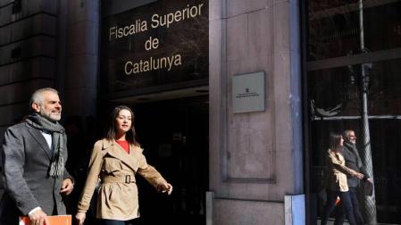 La líder de Ciudadanos en Cataluña, Inés Arrimadas, junto al portavoz de la formación, Carlos Carrizosa, a su llegada a la Fiscalía Superior de Catalunya.