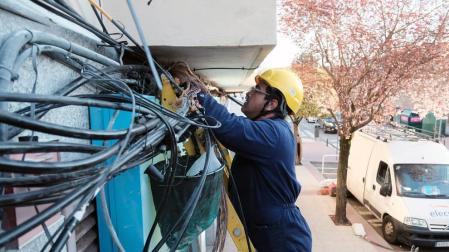 Un incendio deja sin luz hasta mediodía a vecinos y comercios en Noáin