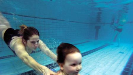 La natación desde los primeros meses de vida ayuda a reforzar los vínculos entre el bebé y sus progenitores.