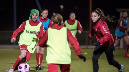 Izaskun Leoz, izquierda, y Nerea Tellería, derecha, pugnan por el balón durante un entrenamiento.