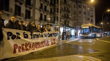 Conductores del transporte urbano concentrados ayer noche en la plaza de Merindades de Pamplona.