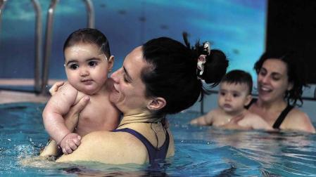 La natación desde los primeros meses de vida ayuda a reforzar los vínculos entre el bebé y sus progenitores.