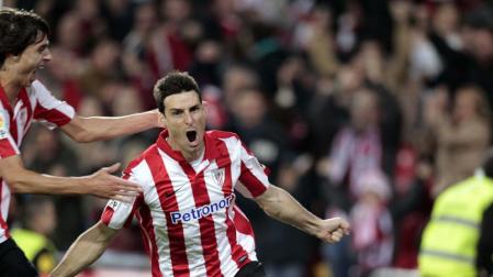 El delantero del Athletic de Bilbao, Aritz Aduriz (d), celebra su gol, segundo del equipo