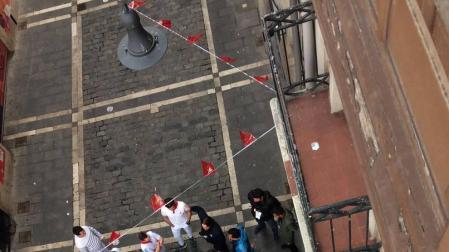 Imágenes del rodaje de las escenas que simulan un encierro por las calles de Pamplona de la película china 'Line Walker II'.