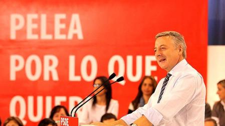 El vicesecretario general del PSOE, José Blanco, ha visitado este miércoles Pamplona después de que el candidato socialista a la Presidencia, Alfredo Pérez Rubalcaba, retrasara el mitin previsto para hoy al 9 de noviembre. Blanco ha afirmado que "nada ni nadie" podrá parar la llegada del TAV a la Comunidad foral.