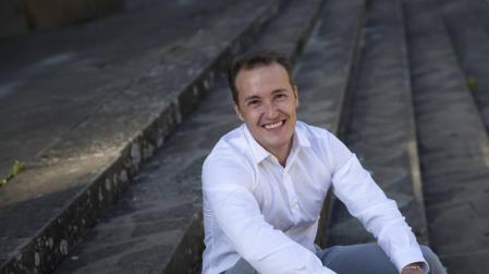 Luis Campos Iturralde: “El efecto positivo de la renta en la felicidad no es lineal ni infinito”
