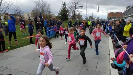 Fotos de los participantes de la Carrera Solidaria Pro Hiru Hamabi de Sarriguren.