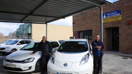 Rafa Montes Ros (izda) con el e-Golf que usó 4 meses como taxi y Joseba Arregui San Martín (dcha) con el Nissan Leaf, un taxi 100% eléctrico que usa hace más de 4 años.