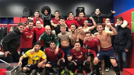 Los jugadores de Osasuna han posado en el vestuario después de cada uno de los últimos triunfos.