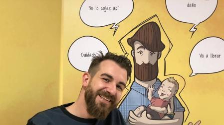 Eduardo Prádanos Grijalvo, palentino de 36 años, vive en el barrio madrileño de Malasaña, con su mujer, Ariana (31 años); y su hijo, Alex (2 años y medio). En la imagen, con su cómic.