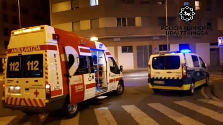 Una ambulancia y un coche de Policía Municipal durante una intervención en Pamplona