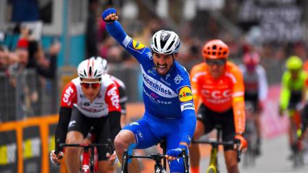 Alaphilippe gana la penúltima etapa y Adam Yates llega de líder a la crono final