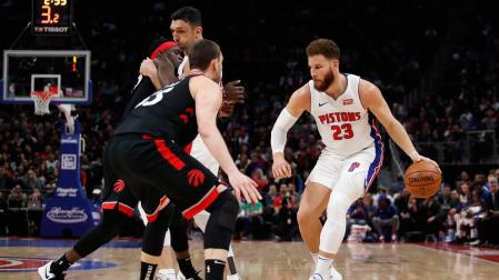 Marc Gasol defiende a Blake Griffin.