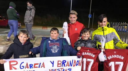 Brandon se ganó un jamón al regalar su camiseta a unos aficionados