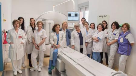 El equipo del Servicio de Medicina Nuclear junto a la nueva gammacámara.