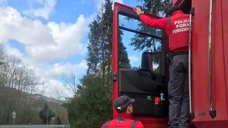 Agentes de la Policía Foral, en el tractocamión del denunciado.