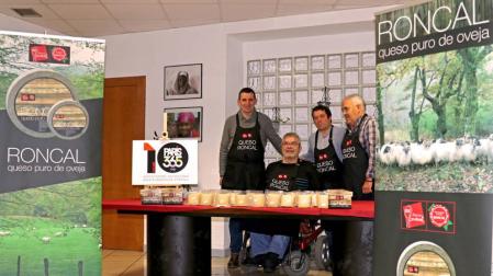 Donan 120 cuñas de queso D.O. Roncal al comedor solidario Paris 365