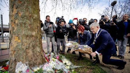 El alcalde de Utrecht, Jan van Zanen, y la concejala Linda Voortan depositan flores cerca del lugar del tiroteo