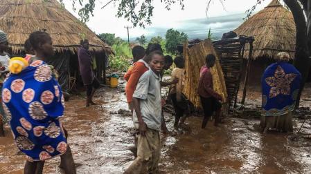 Habitantes de una aldea del centro de Mozambique, tras el paso del ciclón Idai