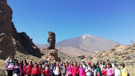 Alumnos de Fitero y del colegio Infanta Elena de La Orotova posan juntos con el Teide a sus espaldas.