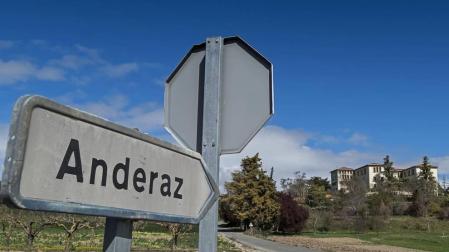 Andéraz, el colegio e internado de las madres escolapias, en suelo de Abárzuza y situado entre esta localidad y la de Arizala.