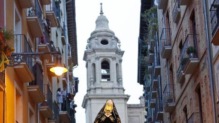 Los portadores de la Dolorosa piden donativos para renovar sus hábitos