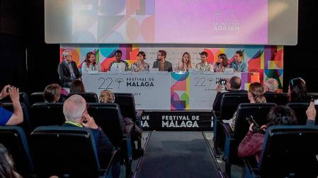 Caballero, quinto por la izquierda, en la presentación de la película en Málaga con el resto del equipo.