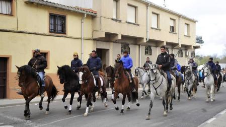Los jinetes participantes en la trashumancia a su paso por el casco urbano de Funes.