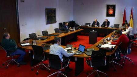 Miembros de la comisión parlamentaria que investiga Sodena el día que compareció el exgerente Carlos Fernandez Valdivielso.