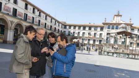 Cuatro personas juegan al 'Escape Tudela' en la plaza de los Fueros de la ciudad.