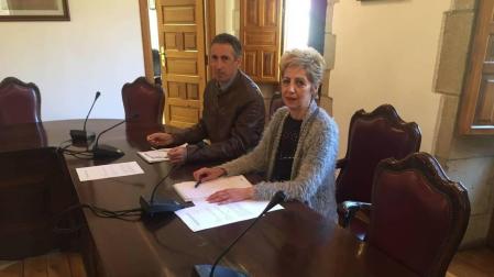 Guillermo Erice (Laseme) y la alcaldesa de Viana, Yolanda González, durante la firma del convenio.