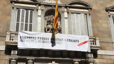 Torra desafía a la Junta Electoral y cambia el lazo amarillo por uno blanco